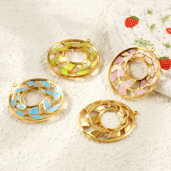 2 個 エコフレンドリー PVD 防水 耐変色性の 低アレルギー性の 304ステンレス鋼 ペンダント 卸売り 18Kリアルゴールドメッキ エナメル 円形 葉 きらめき 3.1cm x 2.8cm、 の画像