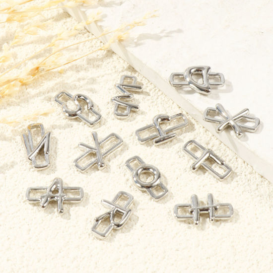 2 個 真鍮 キャピタルレター コネクター ペンダント チャーム 卸売り プラチナメッキ 長方形 文字「 A-Z」 の画像