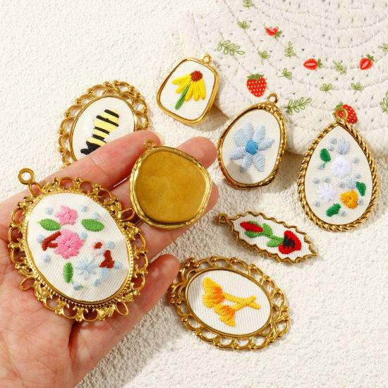 1 個 エコフレンドリー PVD 耐変色性の 低アレルギー性の 304ステンレス鋼 ペンダント 卸売り 18Kリアルゴールドメッキ 多色 幾何学 花 ハンドメイド 刺繍 の画像