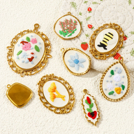 1 個 エコフレンドリー PVD 耐変色性の 低アレルギー性の 304ステンレス鋼 ペンダント 卸売り 18Kリアルゴールドメッキ 多色 幾何学 花 ハンドメイド 刺繍 の画像