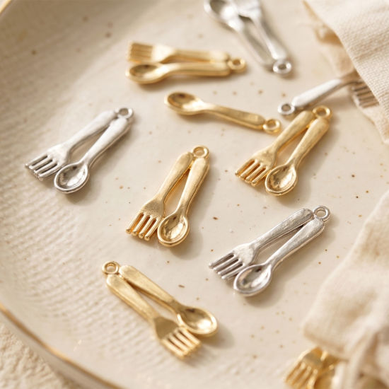 Immagine di 5 Pz Ecologico Ottone Ciondoli All'Ingrosso Vero Oro Placcato Forchetta Cucchiaio 3D 20mm x 9mm