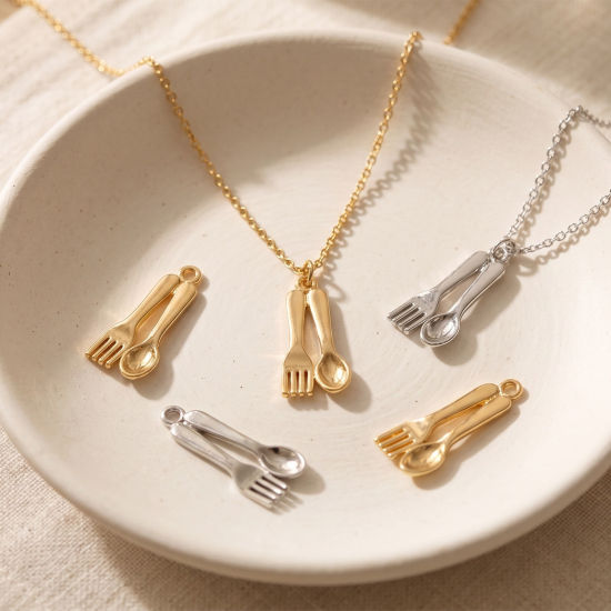 Immagine di 5 Pz Ecologico Ottone Ciondoli All'Ingrosso Vero Oro Placcato Forchetta Cucchiaio 3D 20mm x 9mm