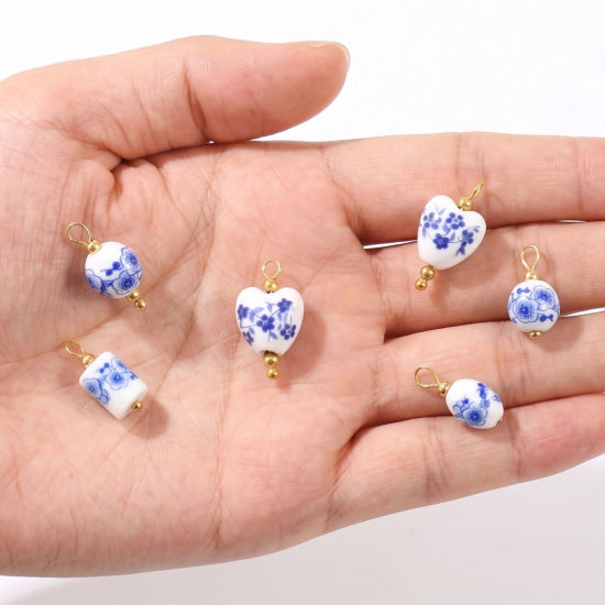 Bild von Umweltfreundlich Keramik und Messing Cloisonné Charms Großhandel 18K Echtgold plattiert Weiß & Blau Blumen