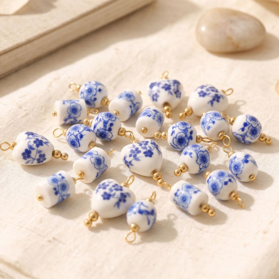 Bild von Umweltfreundlich Keramik und Messing Cloisonné Charms Großhandel 18K Echtgold plattiert Weiß & Blau Blumen