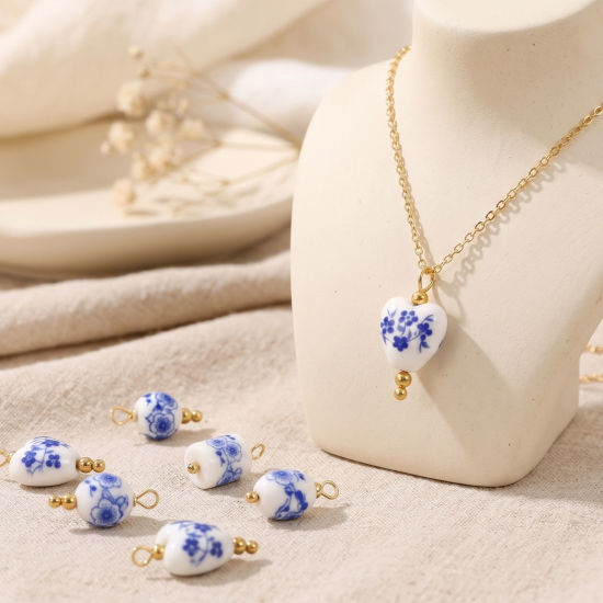 Bild von Umweltfreundlich Keramik und Messing Cloisonné Charms Großhandel 18K Echtgold plattiert Weiß & Blau Blumen