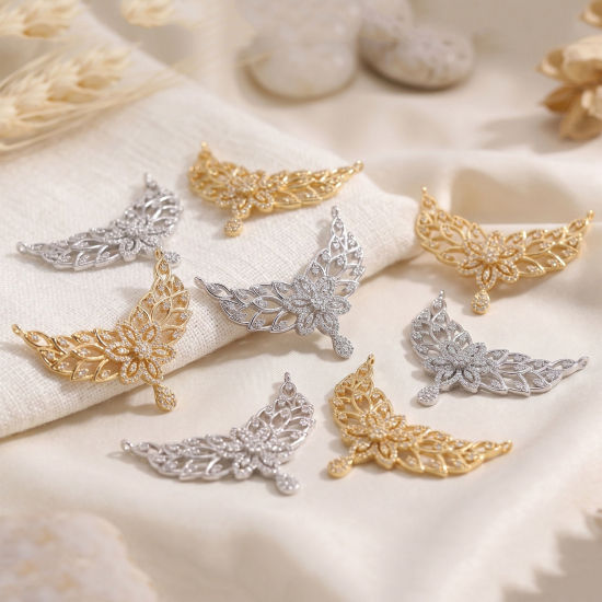 Image de 1 Pièce Connecteurs Pendentifs Breloques En Gros Respectueux de la Nature en Laiton Plaqué Or Véritable Feuilles de Fleur Creux à Zircone Cubique Clair 3.9cm x 3.2cm