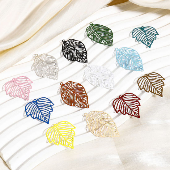 Bild von 10 Stück Eisenlegierung Filigran Stempel Verzierung Charms Bunt Ahornblatt Spritzlackierung 29mm x 27mm