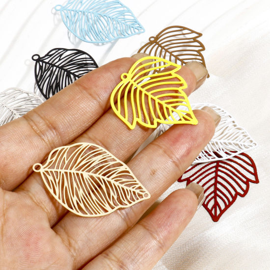 Bild von 10 Stück Eisenlegierung Filigran Stempel Verzierung Charms Bunt Ahornblatt Spritzlackierung 29mm x 27mm