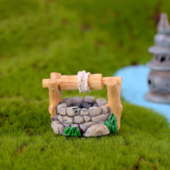 Imagen de Multicolor - Retro Courtyard Well Resin Micro Landscape Miniature Decoration 3.9x2.8cm, 1 Piece