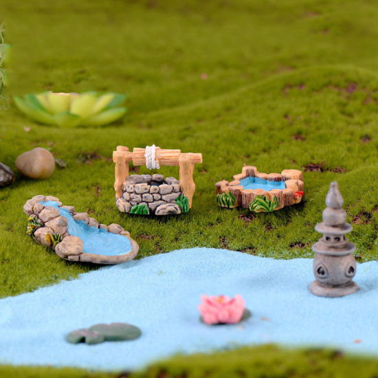 Imagen de Multicolor - Retro Courtyard Well Resin Micro Landscape Miniature Decoration 3.9x2.8cm, 1 Piece