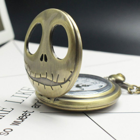 Bild von Taschenuhr Uhr (inkl. Batterie) Halloween Bronzefarbe Skelett Schädel Muster 80cm lang, 1 Stück
