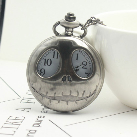 Bild von Taschenuhr Uhr (inkl. Batterie) Halloween Schädel Metallgrau 80cm lang, 1 Stück