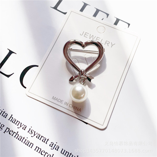 Image de Broche Epingle Cœur Argent Mat Blanc Imitation Perles 46mm x 28mm, 1 Pièce