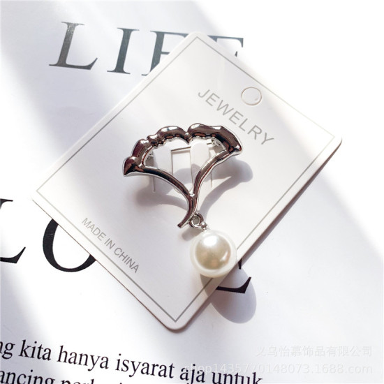 Image de Broche Epingle Feuille de Ginkgo Argent Mat Blanc Imitation Perles 45mm x 33mm, 1 Pièce