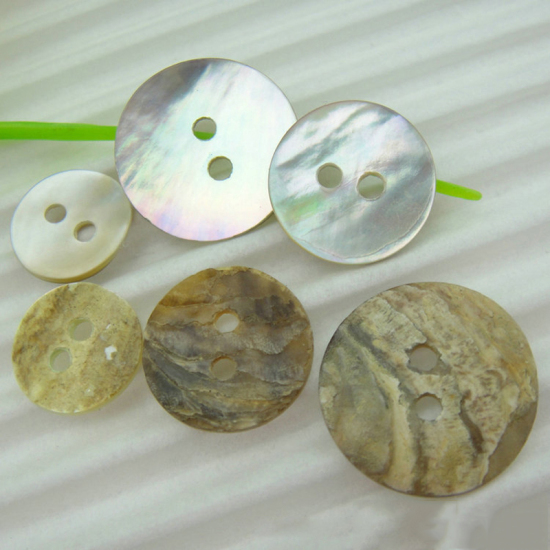 天然 シェル 縫製ボタン 円形 2つ穴 11.5mm 直径、 50 個 の画像