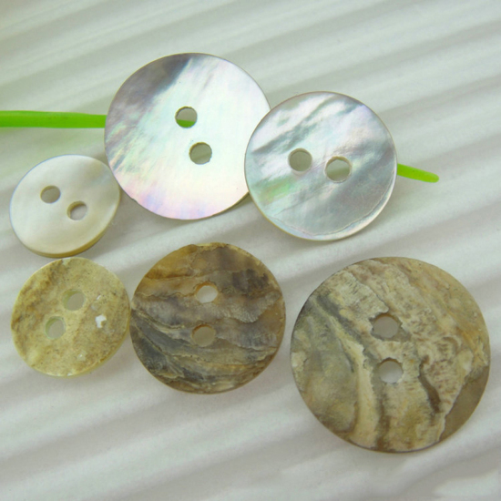 天然 シェル 縫製ボタン 円形 2つ穴 15mm 直径、 50 個 の画像