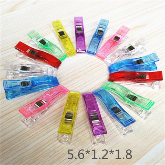Изображение At Random Mixed - 20pcs Job Foot Case Multicolor Plastic Clips Fabric Clamps Patchwork Hemming Sewing Tools Sewing Accessories 56mm x 18mm