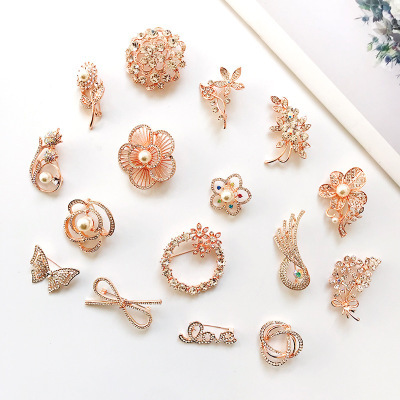 Bild von Exquisit Brosche Blumen Rosegold Weiß Imitat Perle Transparent Strass 50mm x 50mm, 1 Stück