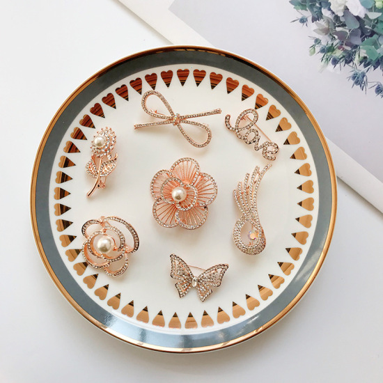 Bild von Exquisit Brosche Blumen Rosegold Weiß Imitat Perle Transparent Strass 50mm x 50mm, 1 Stück