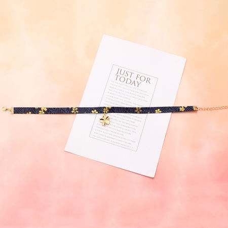 Image de Collier Ras de Cou en Tissu Bleu Marine Fleur Sakura 30cm long, 1 Pièce