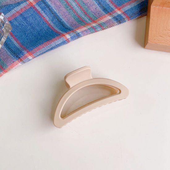 Image de Pince Griffe à Cheveux en Acrylique Simple Beige Demi-Rond Givré 6.8cm x 3.5cm, 1 Pièce