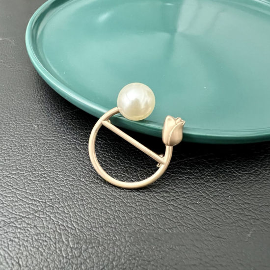 Immagine di Elegante Spilla Fiore del Tulipano Oro Opaco Imitata Perla 3.9cm x 3.1cm, 1 Pz