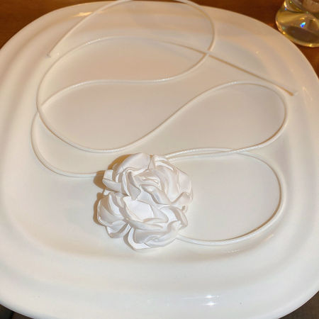 Image de Collier Statement Élégant en Velvet Fleur Blanc 110cm long, 1 Pièce