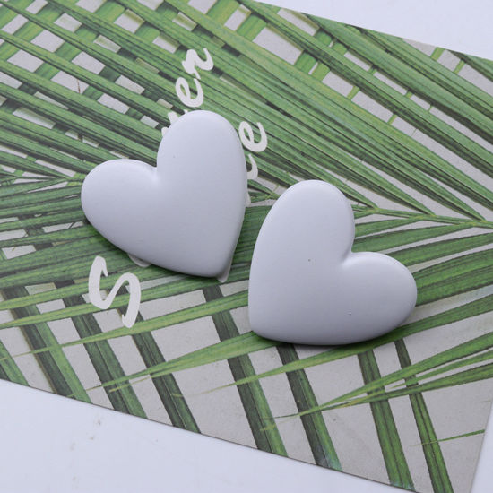 Image de Boucles d'Oreilles Puces Simple en Acrylique Blanc Cœur Laqué 3cm x 3cm, 1 Paire