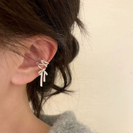 Image de 1 Pièce Boucles d'Oreille pour Cartilage Y2K Argent Mat Ruban Nœuds Papillons Pour l'Oreille Gauche 4cm