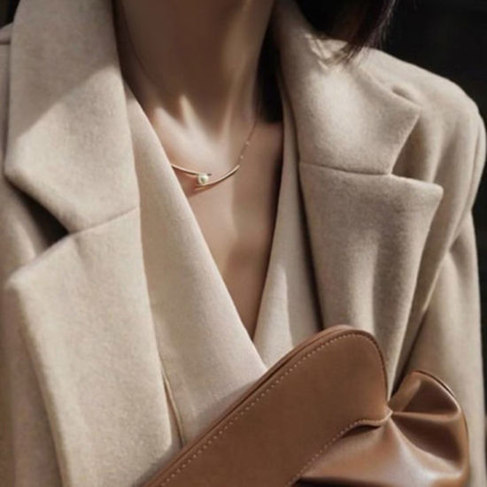 Image de 1 Pièce Collier à Pendentif Chaîne Maille Forçat Élégant en 304 Acier Inoxydable Placage sous Vide Élégant Plaqué Or Véritable 18K Motifs ligne Imitation Perles Pour Femmes 43cm long
