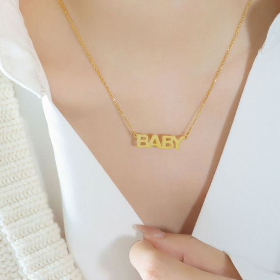 Imagen de 1 Unidad Enchapado al Vacío Sencillo & Casual Elegante 18K Oro Real Chapado 304 Acero Inoxidable Cable Cadena Cruz Mensaje " Bebé " Collar con Colgante Para Mujeres 40cm longitud