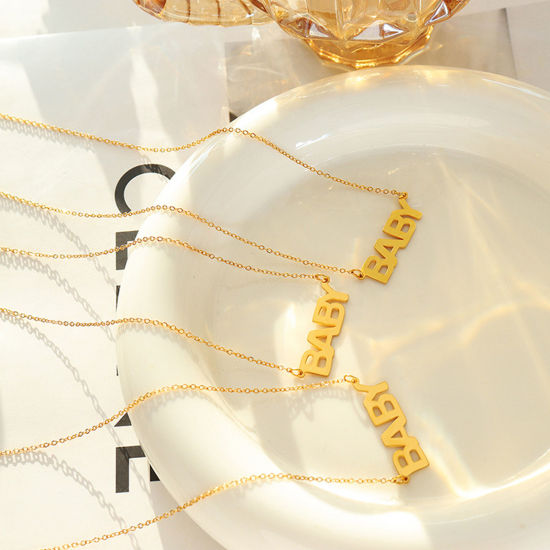 Imagen de 1 Unidad Enchapado al Vacío Sencillo & Casual Elegante 18K Oro Real Chapado 304 Acero Inoxidable Cable Cadena Cruz Mensaje " Bebé " Collar con Colgante Para Mujeres 40cm longitud