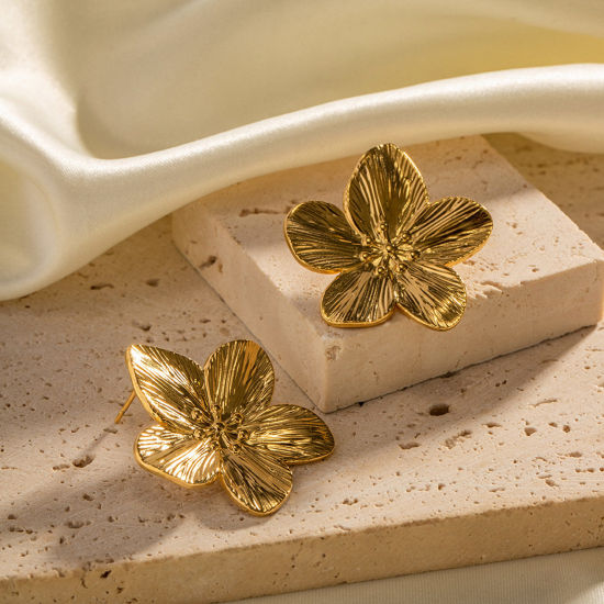 Immagine di 1 Paio Placcatura Sottovuoto Elegante Retrò 18K Vero Oro Placcato 304 Acciaio Inossidabile Fiore Orecchini a Perno Per Donne Festa 3cm x 3cm