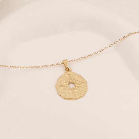Image de Collier à Pendentif Chaîne Maille Forçat Élégant en 304 Acier Inoxydable Placage Sous Vide Écologique Simple & Décontracté Plaqué Or 18K Rond Soleil Creux Unisexe 38cm long, 1 Pièce