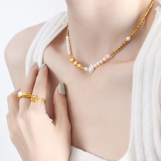 Immagine di Placcatura Sottovuoto Ecologica Elegante Barocco 18K Vero Oro Placcato Acciaio Inossidabile 304 & Perla Naturale Stella a Cinque Punte Strozzatore Collana Per Donne 38cm Lunghezza, 1 Pz