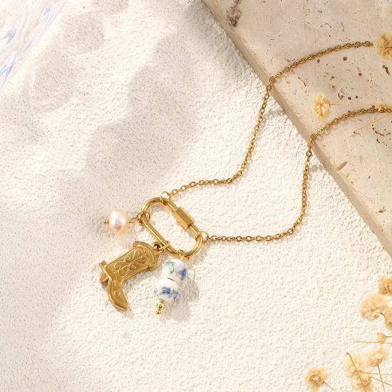 Изображение 1 ШТ Экологичное вакуумное PVD-покрытие Изысканный Западный ковбой Позолоченный Темно-персиковый Нержавеющая сталь 304 и натуральный жемчуг Кабельные Цепи Ботинок Ожерелье с подвеской Для женщин подарок 48см + 5см длина