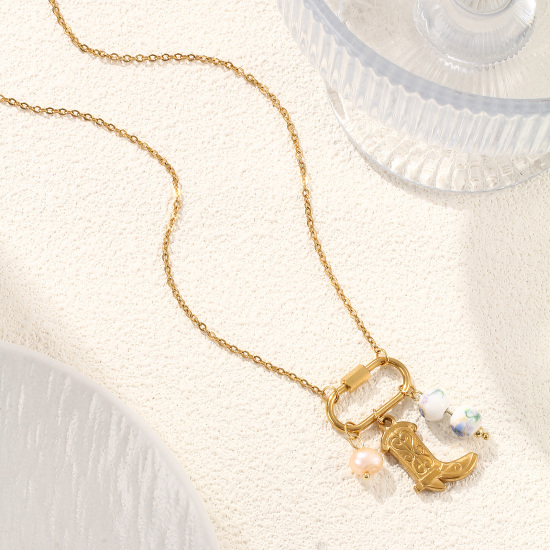 Изображение 1 ШТ Экологичное вакуумное PVD-покрытие Изысканный Западный ковбой Позолоченный Темно-персиковый Нержавеющая сталь 304 и натуральный жемчуг Кабельные Цепи Ботинок Ожерелье с подвеской Для женщин подарок 48см + 5см длина