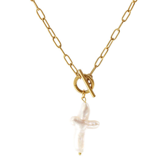 Bild von 18K Echtgold plattiert Büroklammerkette Kreuz Anhänger Halskette, 304 Edelstahl & Naturperle 45cm, Für Frauen, Weiß Religiös Barock Geschenk, Umweltfreundliche PVD-Vakuumbeschichtung, 1 Strang