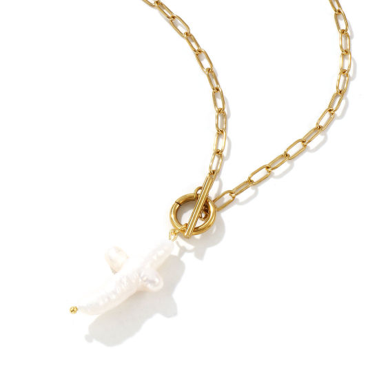 Bild von 18K Echtgold plattiert Büroklammerkette Kreuz Anhänger Halskette, 304 Edelstahl & Naturperle 45cm, Für Frauen, Weiß Religiös Barock Geschenk, Umweltfreundliche PVD-Vakuumbeschichtung, 1 Strang