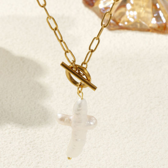 Bild von 18K Echtgold plattiert Büroklammerkette Kreuz Anhänger Halskette, 304 Edelstahl & Naturperle 45cm, Für Frauen, Weiß Religiös Barock Geschenk, Umweltfreundliche PVD-Vakuumbeschichtung, 1 Strang