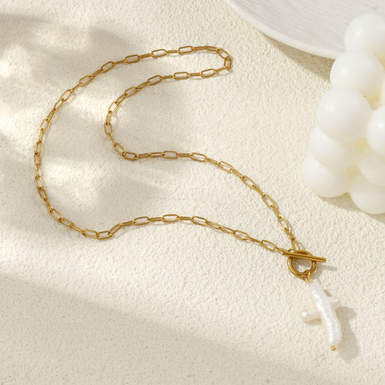 Bild von 18K Echtgold plattiert Büroklammerkette Kreuz Anhänger Halskette, 304 Edelstahl & Naturperle 45cm, Für Frauen, Weiß Religiös Barock Geschenk, Umweltfreundliche PVD-Vakuumbeschichtung, 1 Strang