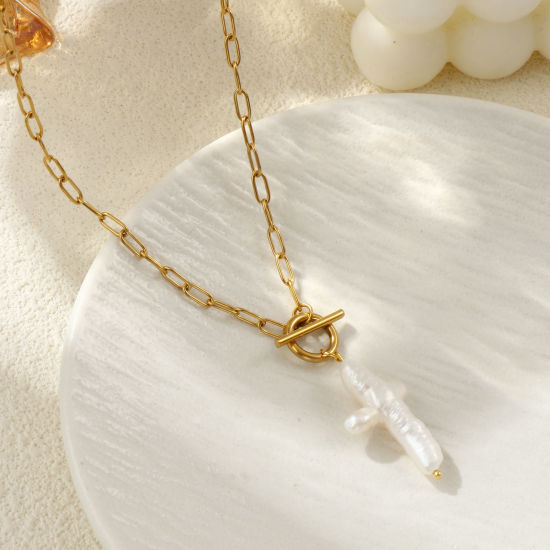 Bild von 18K Echtgold plattiert Büroklammerkette Kreuz Anhänger Halskette, 304 Edelstahl & Naturperle 45cm, Für Frauen, Weiß Religiös Barock Geschenk, Umweltfreundliche PVD-Vakuumbeschichtung, 1 Strang